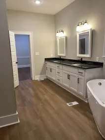Ideal Location Spacious - Image 5