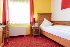 Single room with breakfast - Image 4