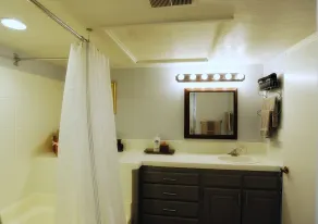 ★ aventure aventure ★ lit king ★ moderne super propre condo | 6 personnes confortablement - Image 4