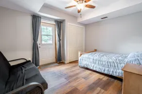 7 bedrooms, 2 kitchens, large deck overlooking lakefront cottage. Max 14 persons - Image 5