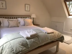 Tranquility in the heart of Wimbledon Village with stunning Common views - Image 3