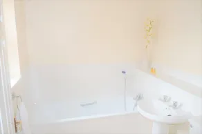 2-bedroom House Near Town With Superfast Wi-fi - Image 2