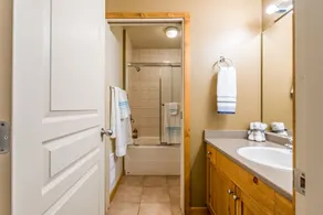 Ground Floor Condo at Creekside - pet friendly, ski-in/out, large mudroom - Image 3
