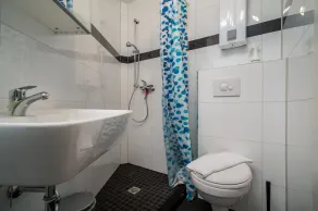 Casa moderna em um local tranquilo no lago, com lareira, animais permitidos - Image 5
