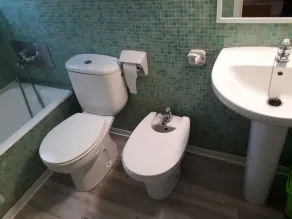 FABULEUSE VILLA À DEUX ÉTAGES AVEC JACUZZI DANS UN JARDIN PRIVÉ ET SUR LA LIGNE DE MER - Image 4