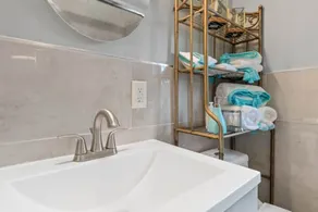Modern 3 Bedroom Townhome Close to Downtown - Image 4