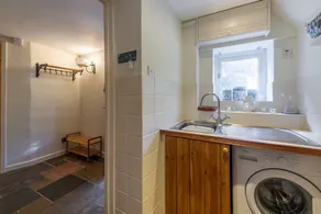 Et traditionelt sommerhus kun få minutters gang fra stranden ved Holme. - Image 3