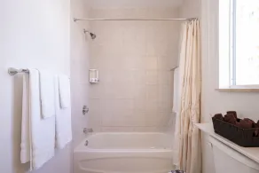 Lovely 2 bedrooms 2 bathrooms Apt, Sleeps 4, Split King bed, Free Parking, Pet OK - Image 4