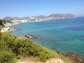 Lovely modern 2 bed apartment sleeps 4 FREE WiFi A/C, TV, private Pool & parking - Image 4