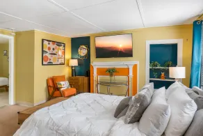 King Bed / Private Parking / 300mbps+ WiFi - Image 5