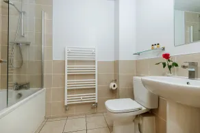 Contemporary City Centre Apartment With Parking - Image 4