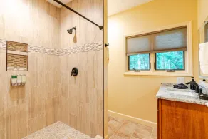 Poplar Treehouse - Rustic Luxury - Image 3