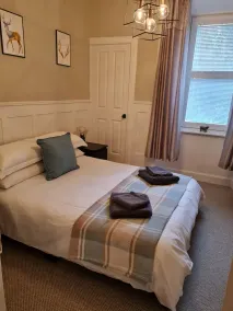 Cove Lochside Apartment with Sea and Sunset Views - Image 5