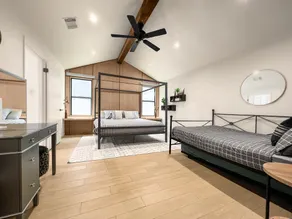 open airy custom designed home - 2kings - sleeps 14 - Image 5