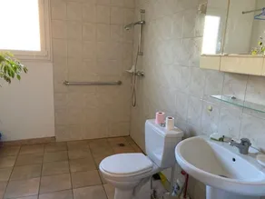 Maison lumineuse avec jardin, 3 ch., proche centre de Céret, jusqu'à 6 pers., animaux bienvenus - Image 3