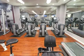 Located Crystal City Apt with Dazzling Amenities - Image 2