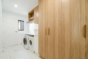 Stylish 4 bedroom house with pool - Image 2
