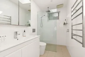 Luxury 2-Bed with Ocean Views and Garden - Image 3