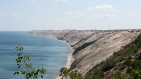 Cerca de varias caídas de agua y el representado de las rocas National Lakeshore - Image 4