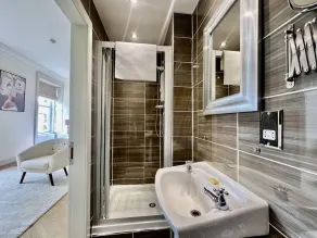9 Bedroom all Ensuite- Exclusive Use - Image 4