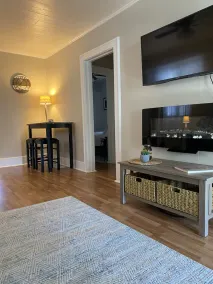 ~Bee1 Bungalow~Charming & Cozy in a Prime Location! - Image 3