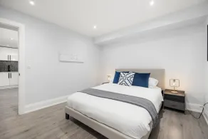 ☆ Luxury Unit - HEATED FLOORS, WORKSPACE, CENTRAL LOCATION & FREE PARKING ☆ - Image 5
