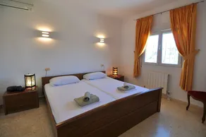 Villa avec piscine privée et vue panoramique sur la mer - Image 4