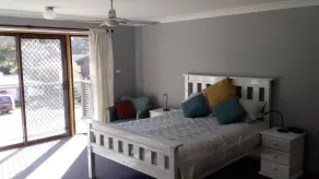 Family and pet friendly beach holiday home    Lake Tabourie - Image 2