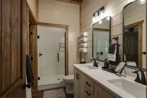 Family Retreat 2 King suites sleeps 12, Fire Pit, Hot Tub, Arcade+Bunk Room - Image 3