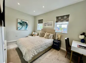 HOUSE IN PRIVATE MEWS, FREE PARKING. STATION 2 MIN WALK TRAINS 25 MIN TO LONDON - Image 4