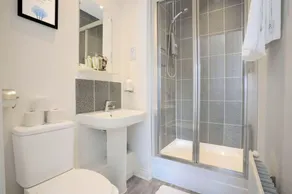 Modern House & Contractors & City Centre & Free Parking - Image 3