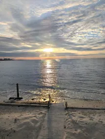 PRIVATE BEACH: A SLICE OF HEAVEN @ NIANTIC W/ 6 QUEENS 1 FULL BED - Image 2