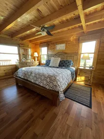 Water Front Log Cottage With Access To Outdoor Community Pool - Image 4
