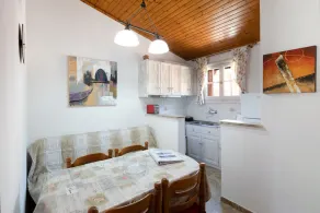 Lovely 2 bedroom cottage just a two minute walk from the beach - Image 3