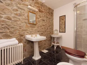 3 bedroom accommodation in Shadycombe Road - Image 4