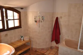 Casa grande com piscina de hidromassagem, 5 quartos com banheiro privativo e wc - Image 4