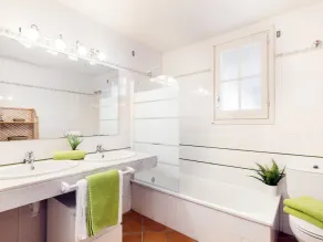 Lets Holidays Sailor House with Sea Views - Image 3