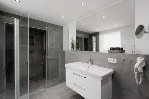Appartement \"Gardensuite Binz\" avec piscine, Wi-Fi et terrasse - Image 3