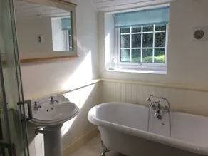 Traditional cottage with modern amenities - Image 5
