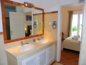 Luxury apartment on ground floor with sea views, private garden - Image 2