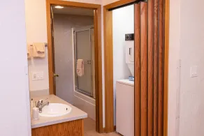 Grand condo 1 chambre à coucher, 2 salles de bain avec vue sur la pente et accès direct aux pistes - Image 4