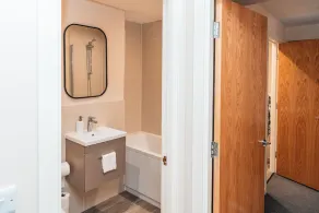 Captivating 2-bed Apartment in Manchester - Image 2