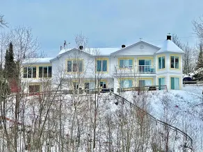 Full Chalet - 6 Bdrm Private / Beachfront / Kayaks - Image 4
