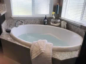 Country Owl House Wine-tasting Retreat- Pool & Spa - Image 3