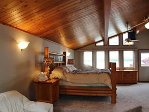 Hubbard Lake Waterfront Property 4 Bed / 4 Bath - 4400 sq ft - Image 4