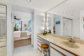 \"I GODE SPIRITS\" ~ Waterfront Condo w / Wrap-Around balkong & Community Pool! - Image 3