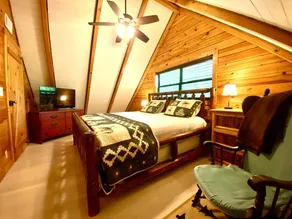 ★Cozy Log Cabin★ Secluded, modern amenities, mins to dwtwn Blueridge. Pets OK! - Image 5