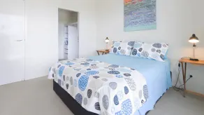 Drift South 34 - Luxurious rooftop holiday apartment with lagoon pool views - Image 5