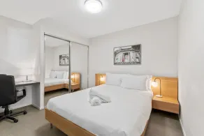 Kangaroo Point 2-Bed Flat with Gym & Pool - Image 5