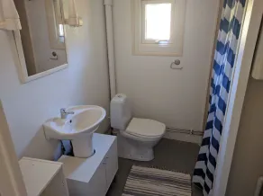 Hyggelige rekreative huse med idyliskt udsigt over søen. - Image 2